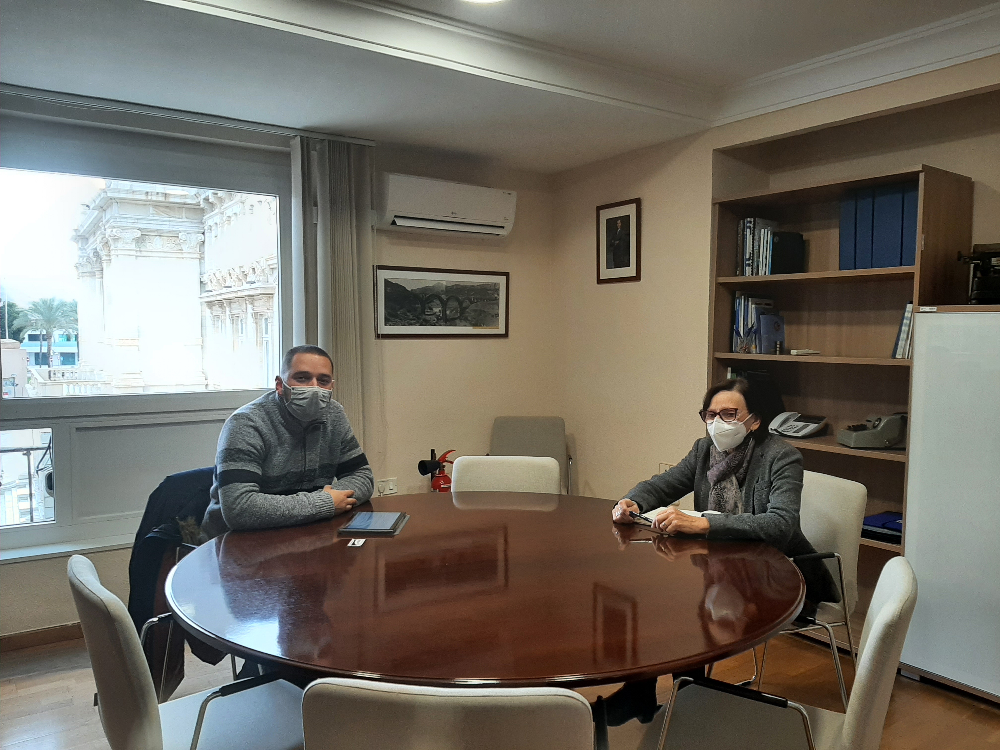 FOTO 1. El alcalde de Letur reunido con la presidenta de la MCT Francisca Baraza