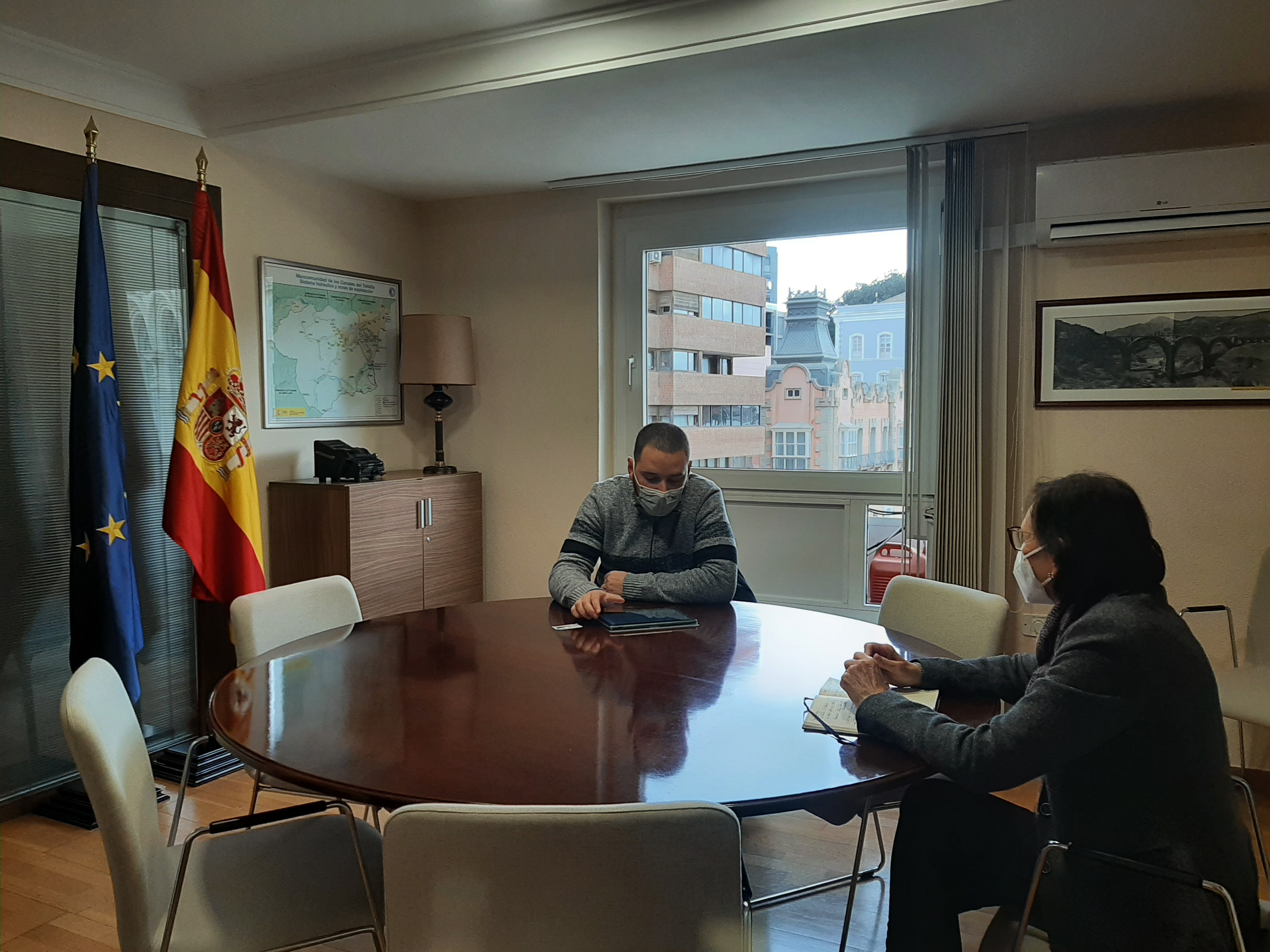 FOTO 2. El alcalde de Letur reunido con la presidenta de la MCT Francisca Baraza